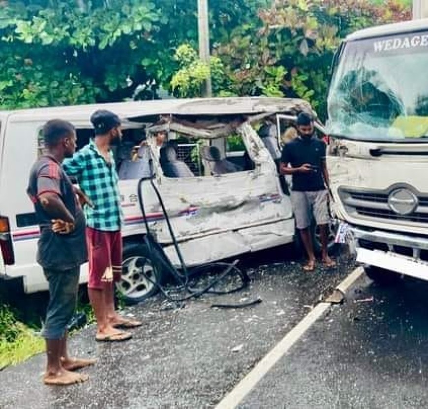 பாரவூர்தி - வேன் நேருக்கு நேர் மோதியதில் இரு பிள்ளைகள் உட்பட ஏழு பேர் படுகாயம்.