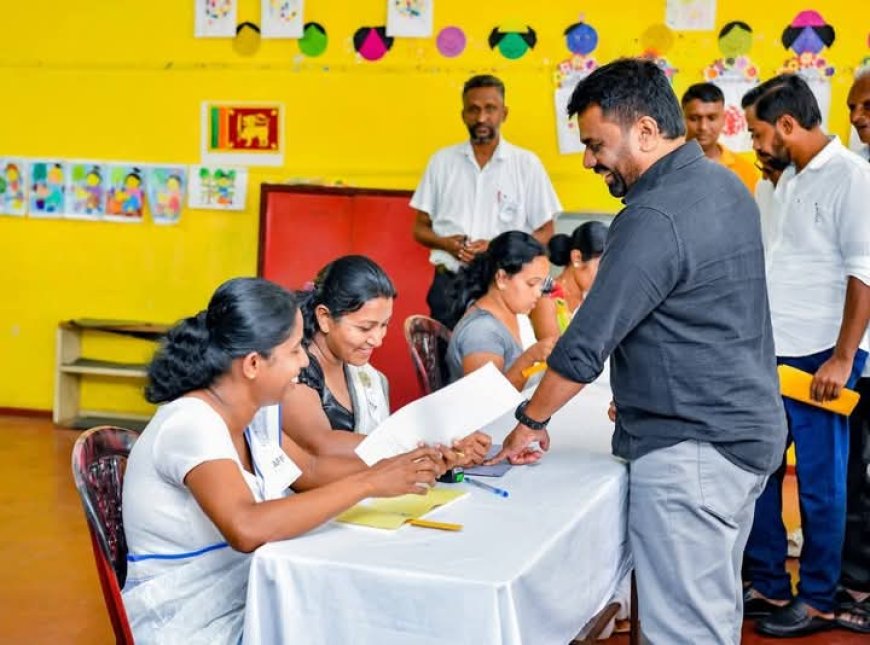 நாடு திரும்பியவுடன் வாக்கை பதிவு செய்தார் ஜனாதிபதி