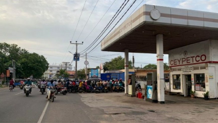 யாழில் எரிபொருளுக்கு நீண்ட வரிசை